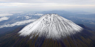 Muntele Fuji acoperit de zăpadă pentru prima dată în această iarnă. Fenomenul a venit cu 21 de zile mai târziu decât de obicei