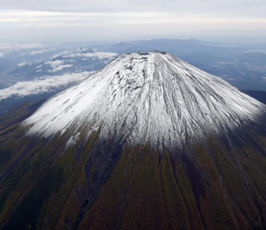 Muntele Fuji acoperit de zăpadă pentru prima dată în această iarnă. Fenomenul a venit cu 21 de zile mai târziu decât de obicei