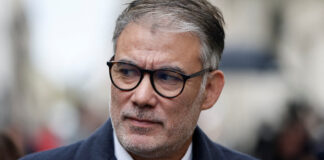 Socialiștii din Franța amenință că vor răsturna guvernul în plină criză bugetară