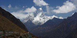 Doi alpiniști străini mor în Nepal după expediții pe muntele Ama Dablam