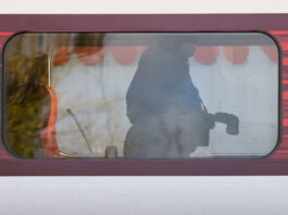 UPDATE 2: Bărbat acuzat de 10 tentative de omor după atacul cu cuțitul într-un tren spre Londra