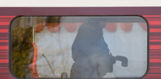 UPDATE 2: Bărbat acuzat de 10 tentative de omor după atacul cu cuțitul într-un tren spre Londra