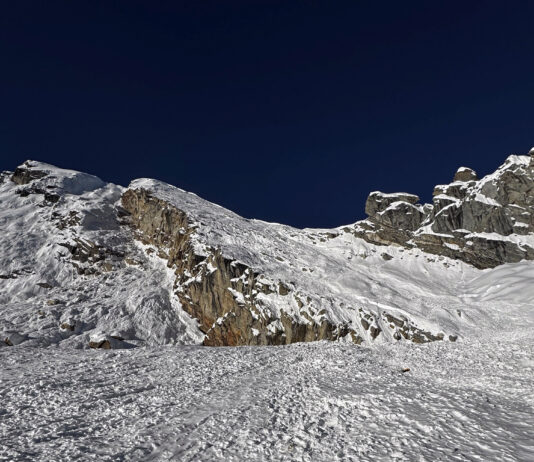 UPDATE 1: Salvatorii au recuperat corpurile neînsuflețite ale doi alpiniști loviți de o avalanșă în Nepal