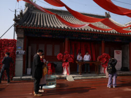 În China, nunți neobișnuite au loc în cluburi de noapte, stații de metrou și pe vârfuri înzăpezite