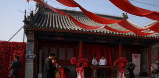 În China, nunți neobișnuite au loc în cluburi de noapte, stații de metrou și pe vârfuri înzăpezite