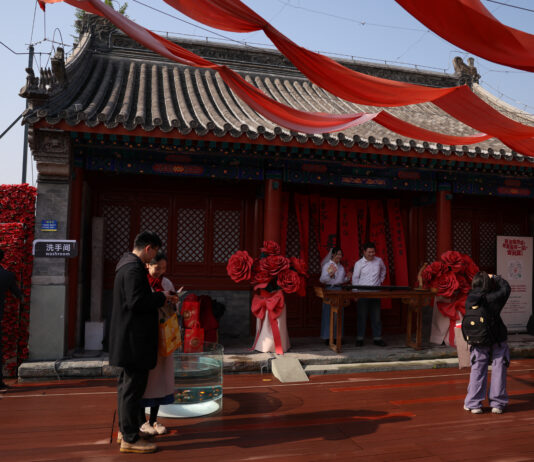 În China, nunți neobișnuite au loc în cluburi de noapte, stații de metrou și pe vârfuri înzăpezite