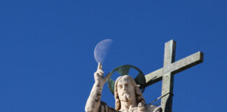 Vaticanul neagă apariția lui Iisus pe un deal din Franța