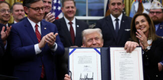 Trump semnează acordul care pune capăt celui mai lung blocaj guvernamental din istoria SUA