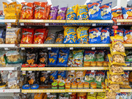 Alimentele ultraprocesate reprezintă un pericol pentru sănătatea publică globală, avertizează experții