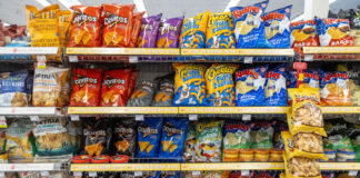 Alimentele ultraprocesate reprezintă un pericol pentru sănătatea publică globală, avertizează experții