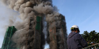 Un incendiu cuprinde un bloc de locuințe din Hong Kong