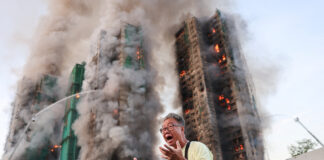 UPDATE: Patru morți după ce un incendiu a cuprins blocuri de locuințe înalte în Hong Kong