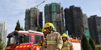 Bilanțul incendiului din turnul rezidențial din Hong Kong urcă la 94 de morți, în timp ce familiile caută rudele dispărute