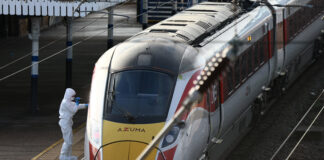 Nouă persoane rănite într-un atac cu cuțitul într-un tren din Marea Britanie; poliția a arestat doi suspecți