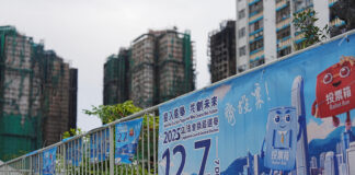 Hong Kong, „puternic traumatizat”, continuă organizarea alegerilor în ciuda incendiului devastator