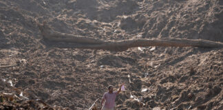 Locuitorii din Sri Lanka sapă în noroi în căutarea victimelor, la patru zile după ciclonul devastator