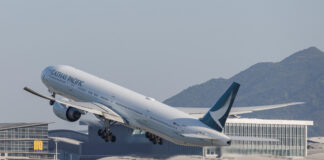 Panica la bord: Pasager Cathay arestat după ce a încercat să deschidă ușa avionului în timpul zborului Boston – Hong Kong