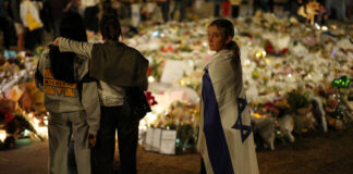 Presupusul atacator de la Bondi, acuzat de 15 crime, în timp ce încep funeraliile victimelor