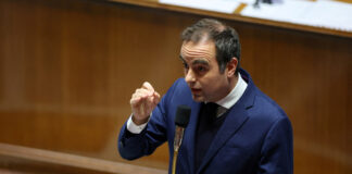 Premierul Franței se grăbește să adopte un buget provizoriu pentru a evita blocajul guvernamental