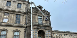 Muzeul Luvru instalează grilaje de securitate pe balconul folosit în jaful din octombrie