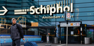 Aeroportul din Amsterdam anulează 450 de zboruri din cauza ninsorii și gheții