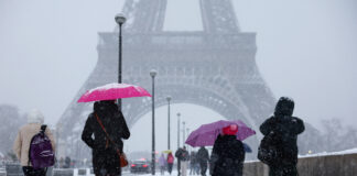 Franța cere companiilor aeriene să anuleze 15% din zborurile de pe principalele aeroporturi din Paris, din cauza ninsorilor