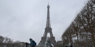 Zăpada blochează Europa, iar Parisul se transformă în pârtie de schi