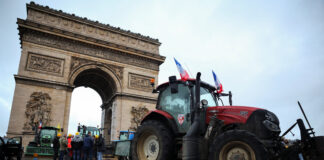Fermierii francezi blochează străzile Parisului în protest față de acordul comercial Mercosur