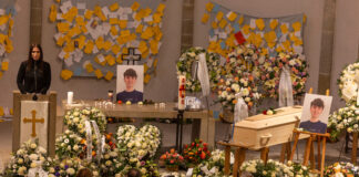 Durere în Elveția: tineri fotbaliști își iau rămas-bun de la colegul pierdut în incendiul din Crans-Montana