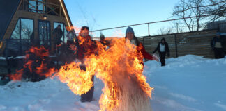 Tradiție de Anul Nou în Georgia: localnicii ard bradul decorativ pentru a întâmpina anul cu speranță