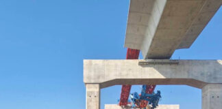 Cel puțin 25 de persoane au murit după ce o macara a căzut peste un tren în Thailanda