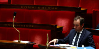 Guvernul francez analizează trecerea bugetului fără vot în parlament după blocarea negocierilor