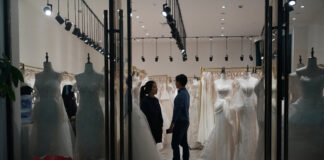 Vânzătorii de rochii de mireasă din China speră la mai multe căsătorii în 2026
