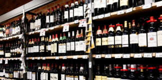 Trump amenință cu taxe de 200% pe vinurile franțuzești pentru a-l convinge pe Macron să intre în Consiliul pentru Pace