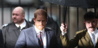 Prințul Harry respinge acuzațiile că prietenii săi ar fi sursa publicațiilor din Daily Mail