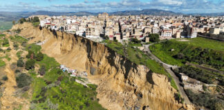 Alunecare de teren pune un oraș din Sicilia în pericol de prăbușire pe marginea unei stânci