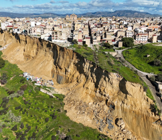 Alunecare de teren pune un oraș din Sicilia în pericol de prăbușire pe marginea unei stânci