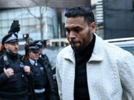 Cântărețul american Chris Brown, în fața instanței din Marea Britanie înaintea procesului pentru agresiune din octombrie