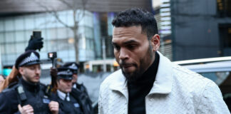 Cântărețul american Chris Brown, în fața instanței din Marea Britanie înaintea procesului pentru agresiune din octombrie