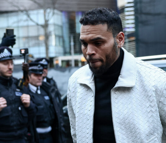 Cântărețul american Chris Brown, în fața instanței din Marea Britanie înaintea procesului pentru agresiune din octombrie