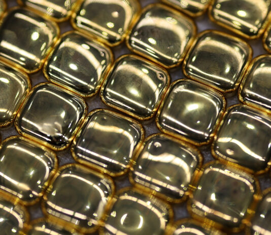 Dolarul american se prăbușește la minimul ultimelor patru luni, yenul se apreciază, iar aurul sparge pragul psihologic de 5.100 de dolari