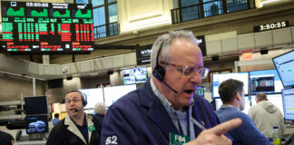 Piețele globale ating maxime istorice, în timp ce dolarul se prăbușește. Aurul, refugiu în fața incertitudinii politice