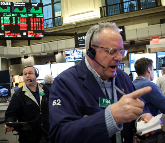 Piețele globale ating maxime istorice, în timp ce dolarul se prăbușește. Aurul, refugiu în fața incertitudinii politice