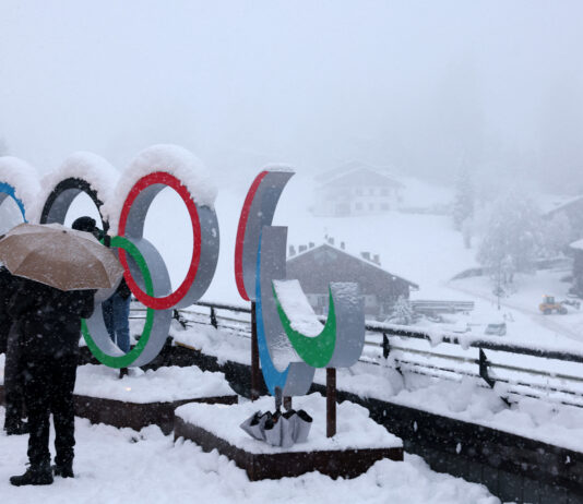 Ninsori puternice acoperă pârtiile înainte de startul Jocurilor Olimpice Milano–Cortina