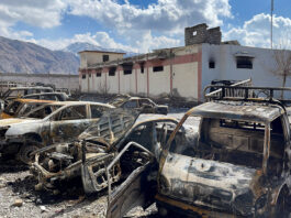 Pakistanul trimite elicoptere și drone pentru a pune capăt confruntării din deșert: 58 de morți