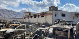 Pakistanul trimite elicoptere și drone pentru a pune capăt confruntării din deșert: 58 de morți