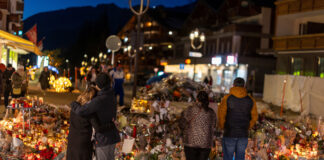 Proteste în Elveția: Părinții victimelor unui incendiu cer explicații privind autopsiile