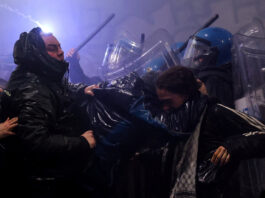 Proteste violente la Milano, gazda Jocurilor Olimpice de Iarnă. Poliția a intervenit cu tunuri cu apă (VIDEO)