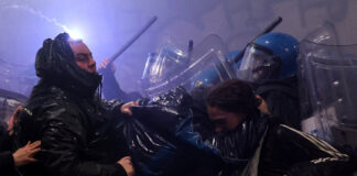 Proteste violente la Milano, gazda Jocurilor Olimpice de Iarnă. Poliția a intervenit cu tunuri cu apă (VIDEO)