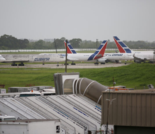 Companii aeriene canadiene suspendă zborurile către Cuba pe fondul crizei de kerosen